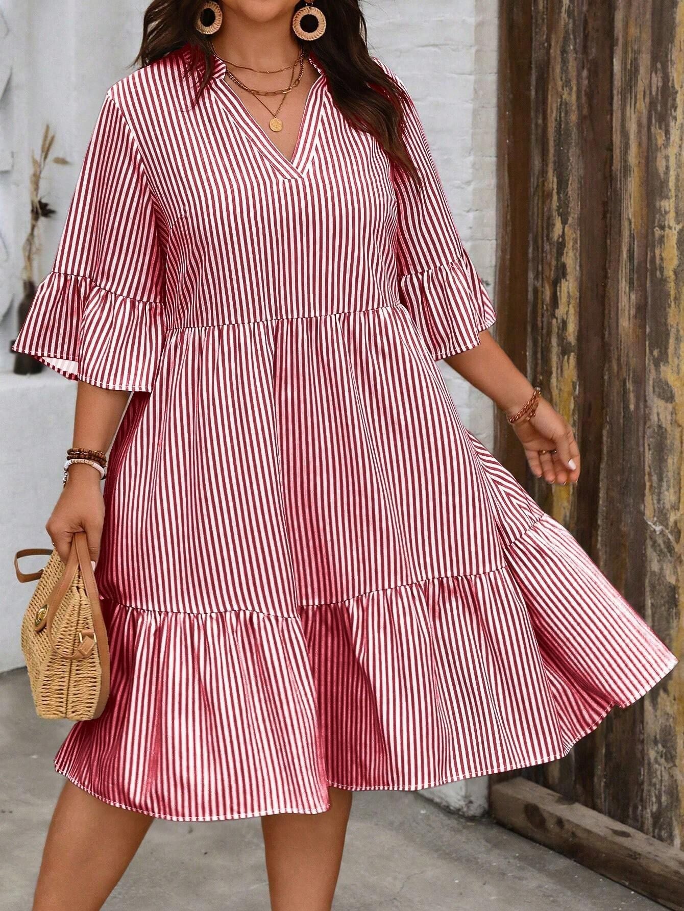 Damen gestreiftes Sommerkleid mit voluminösen Rüschensäulen und V-Ausschnitt R&B
