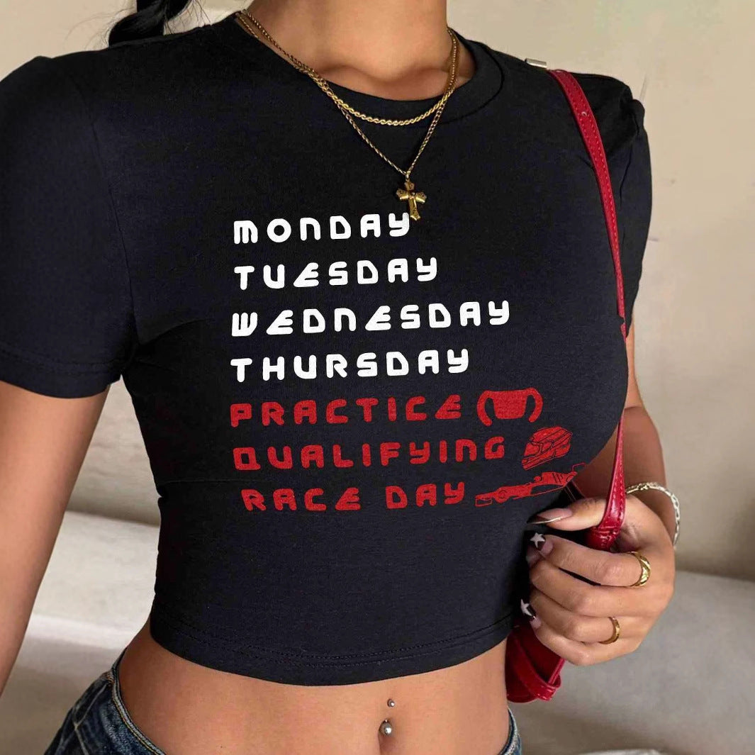 Damen Crop-T-Shirt mit stylischem Rennsport-Motiv und charmantem Schriftzug R&B