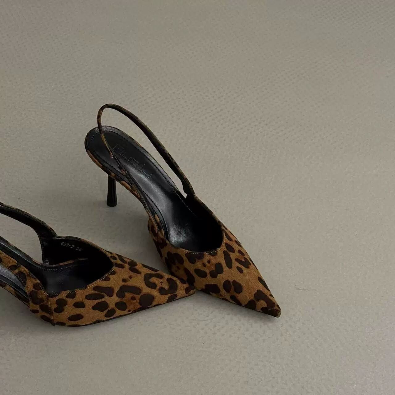 Damen Slingback-Pumps aus Wildleder mit eleganter Spitzform R&B