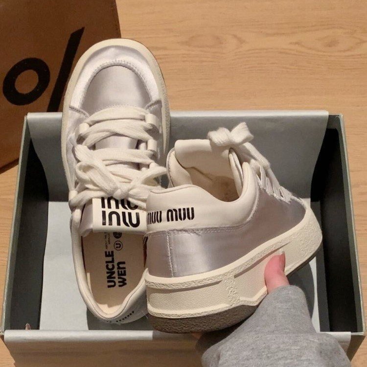 Damen Sneaker mit weichem Satin-Obermaterial und praktischer Schnürung R&B