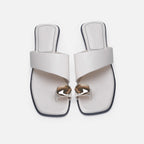 Damen elegante Zehentrenner-Sandalen mit geschwungenem Riemendesign und exklusivem Metallakzent R&B