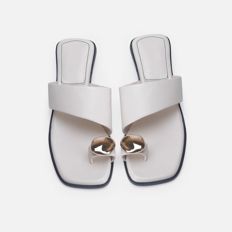 Damen elegante Zehentrenner-Sandalen mit geschwungenem Riemendesign und exklusivem Metallakzent R&B