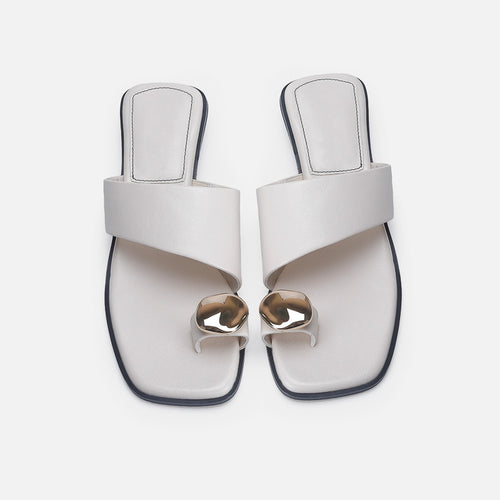 Damen elegante Zehentrenner-Sandalen mit geschwungenem Riemendesign und exklusivem Metallakzent R&B