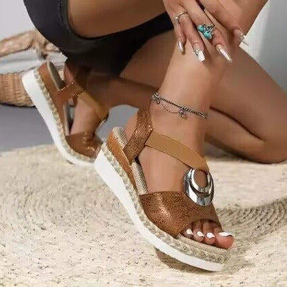 Damen Wedge-Sandalen mit dekorativem Riemen und modischem Anhänger R&B