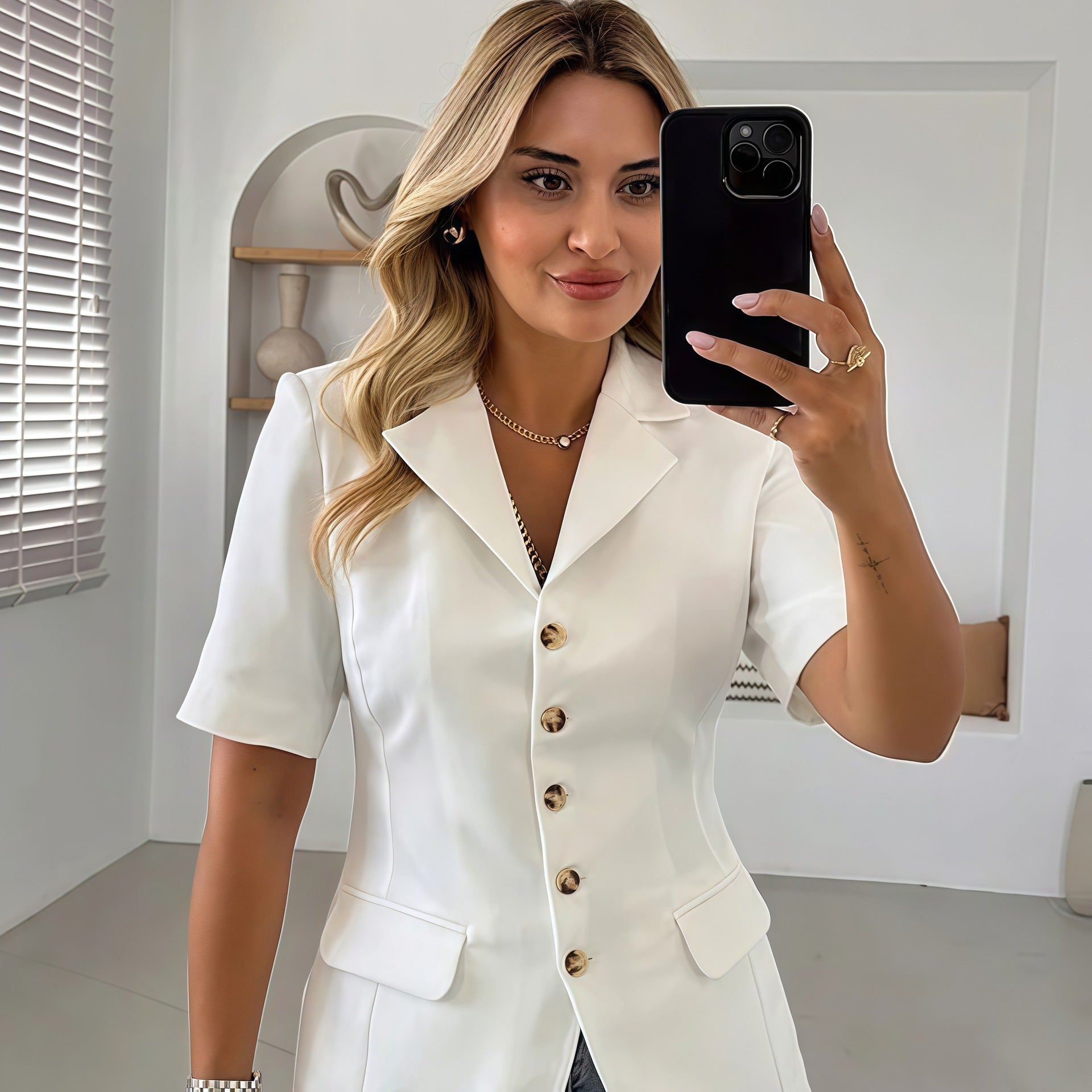 Damen Elegante Kurzjacke mit goldenen Knopfdetails R&B