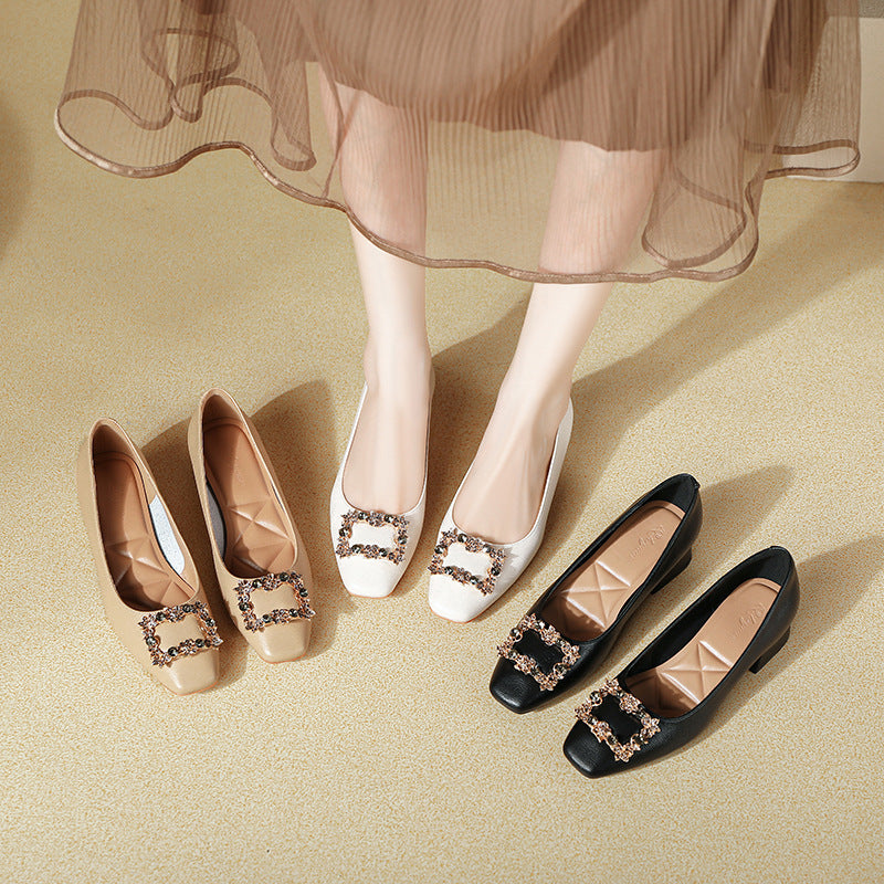 Damen elegante Pumps mit modischem Blockabsatz und funkelndem Schmuckdetail