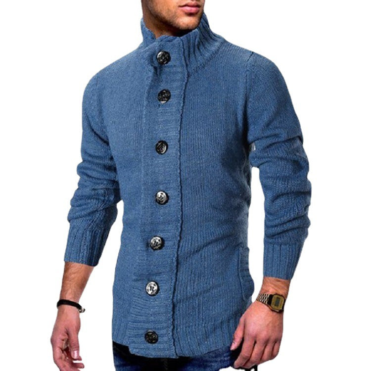 Herren Strickjacke mit hohem Kragen und dekorativen Knopfdetails