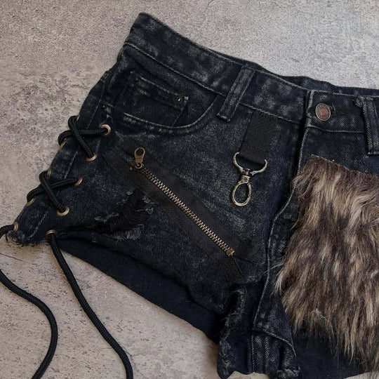 Damen Modische Denim-Shorts mit einzigartigen Lacing-Details und Kunstfell-Applikation R&B