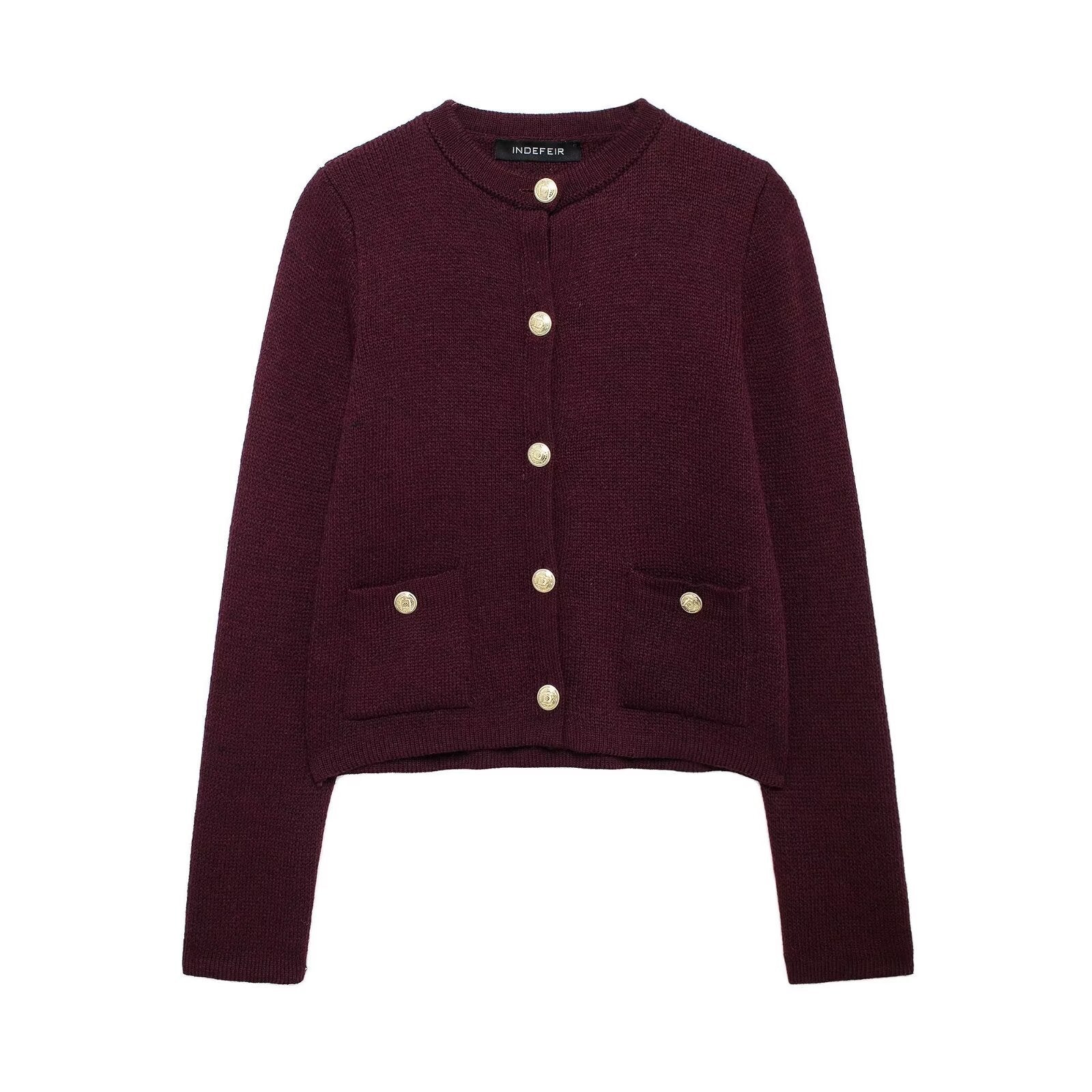 Damen modischer Strickjacke mit goldenen Knöpfen und aufgesetzten Taschen