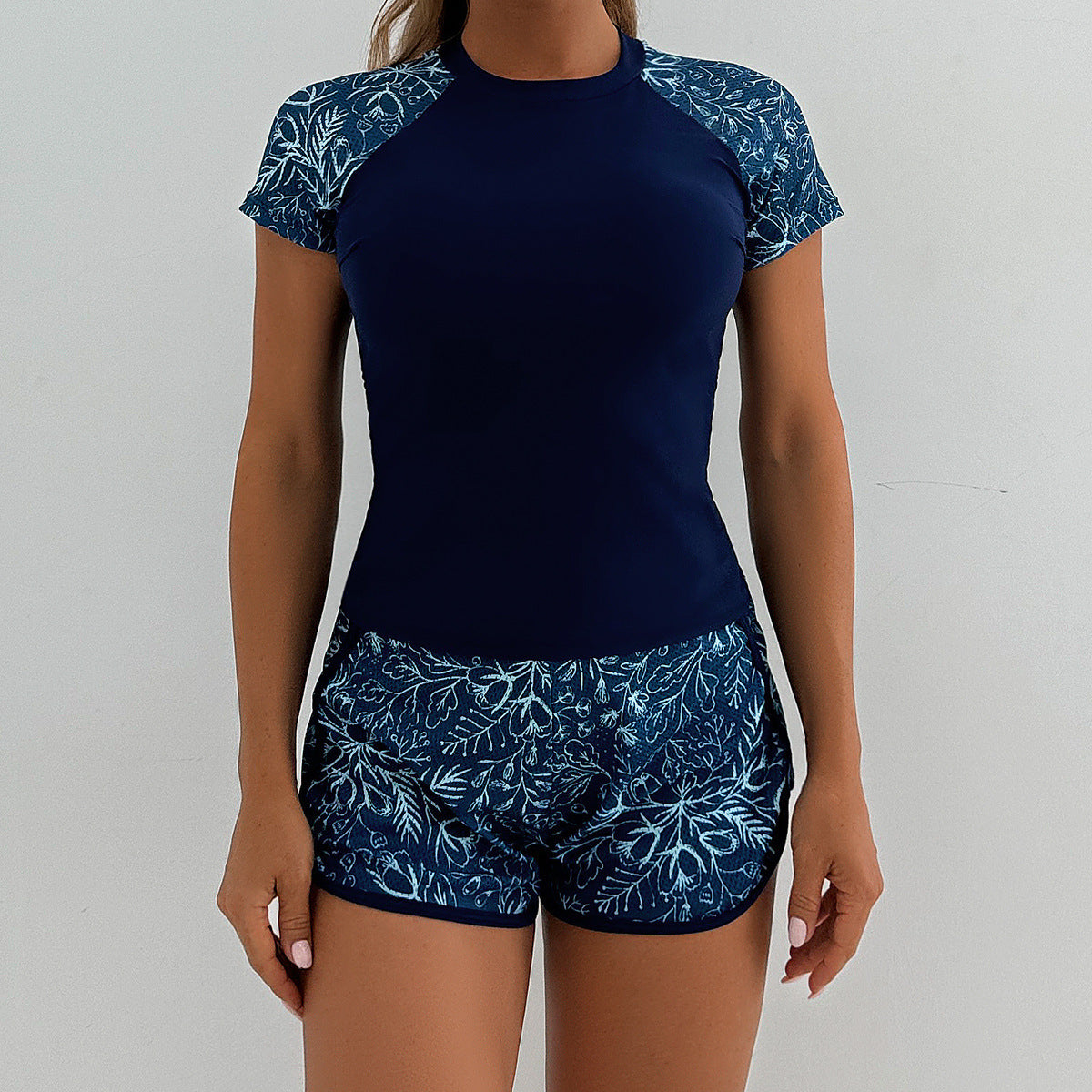 Damen Sportliches Badeoberteil mit kombinierter Shorts R&B