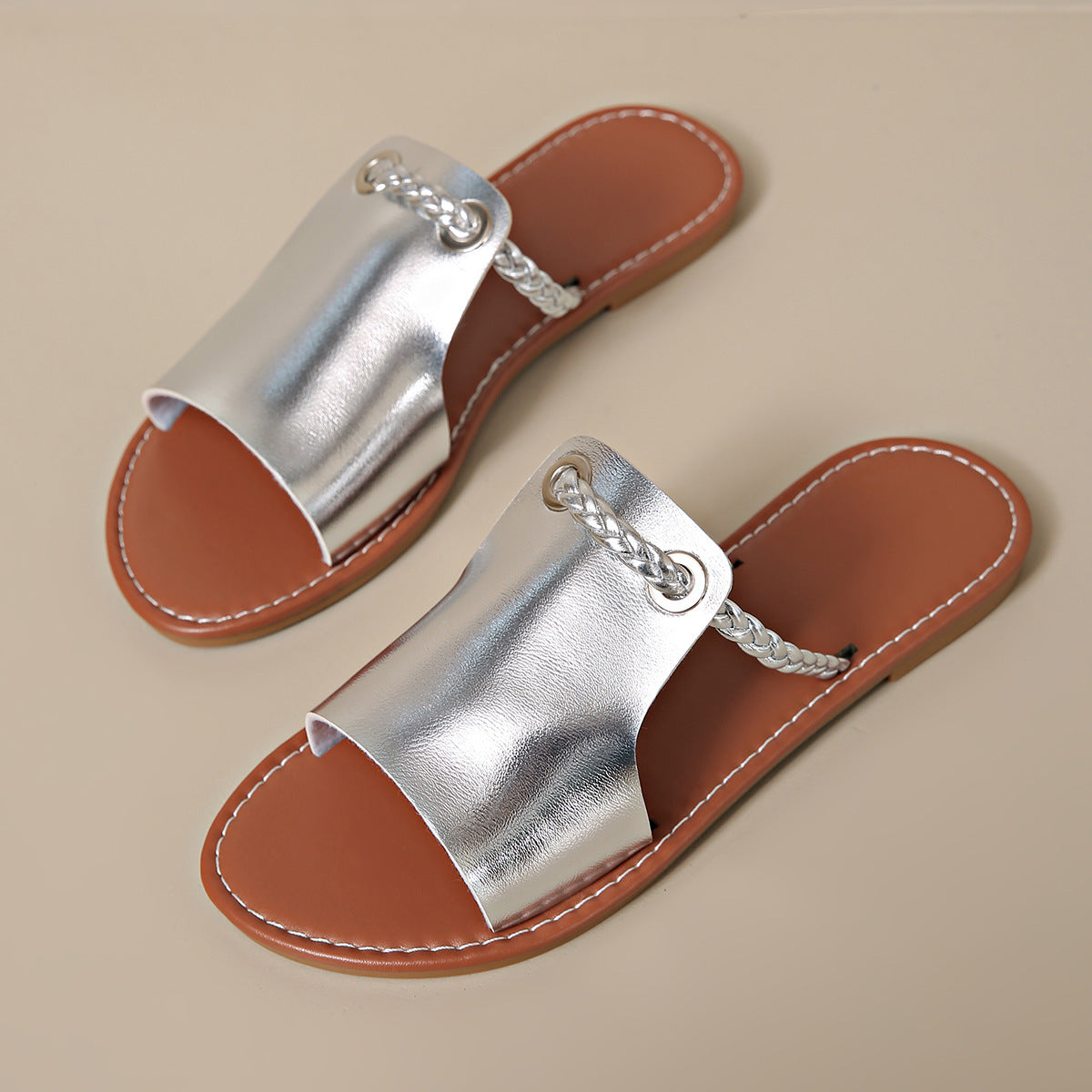 Damen Flache Sandalen mit geflochtenem Riemen und glänzender Oberfläche