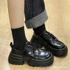 Damen Chunky Schnürschuhe mit robustem Profil und glänzender Oberflächenstruktur R&B