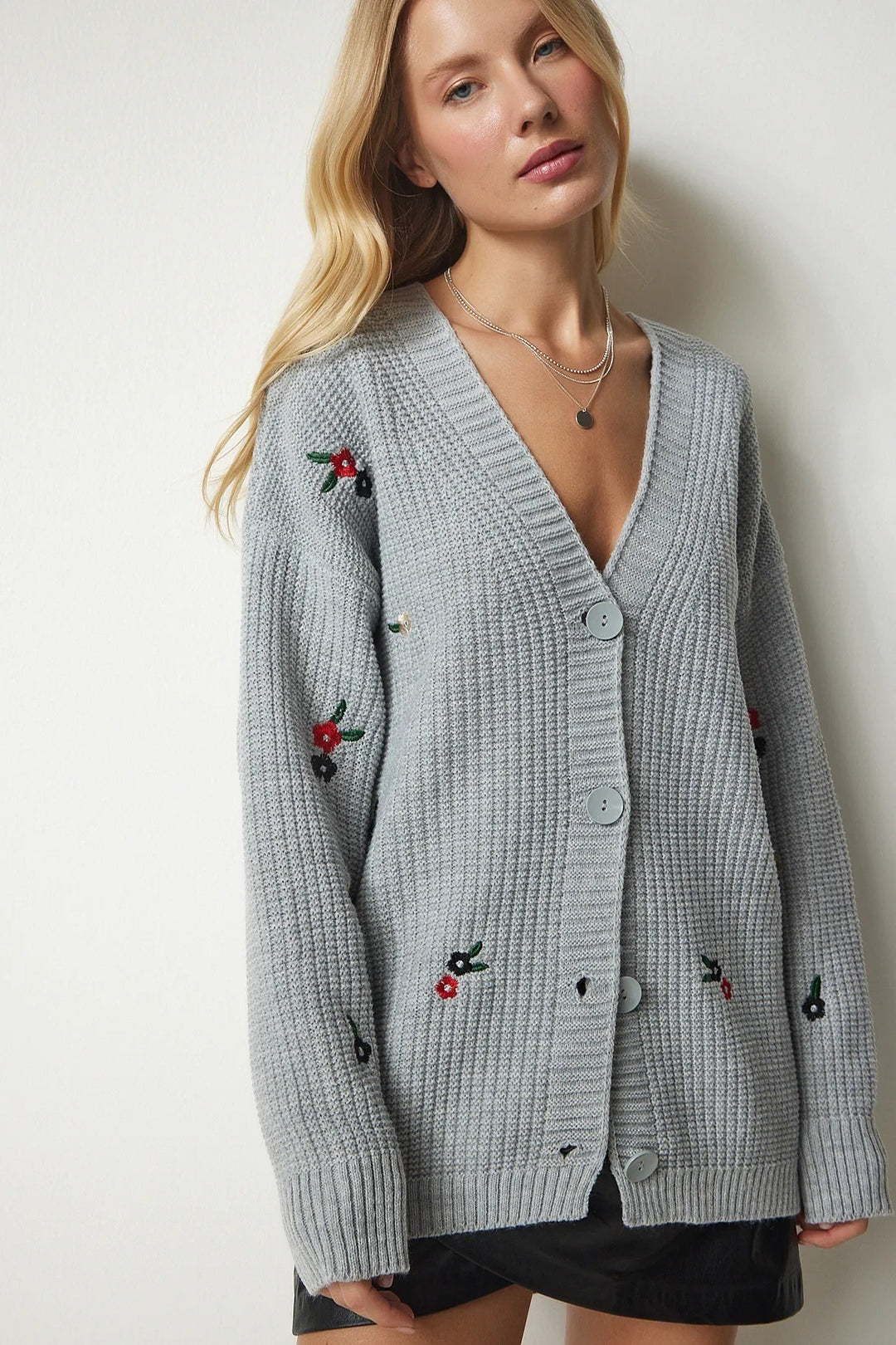 Damen Strickjacke mit floralem Stickdesign und komfortablem Schnitt R&B