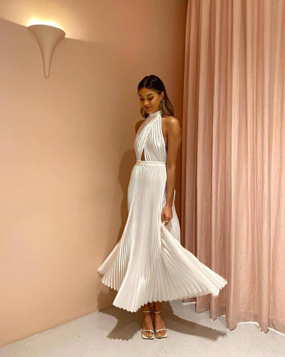 Damen Plissiertes Maxikleid mit hochgeschlossenem Design und Cut-Out-Details R&B