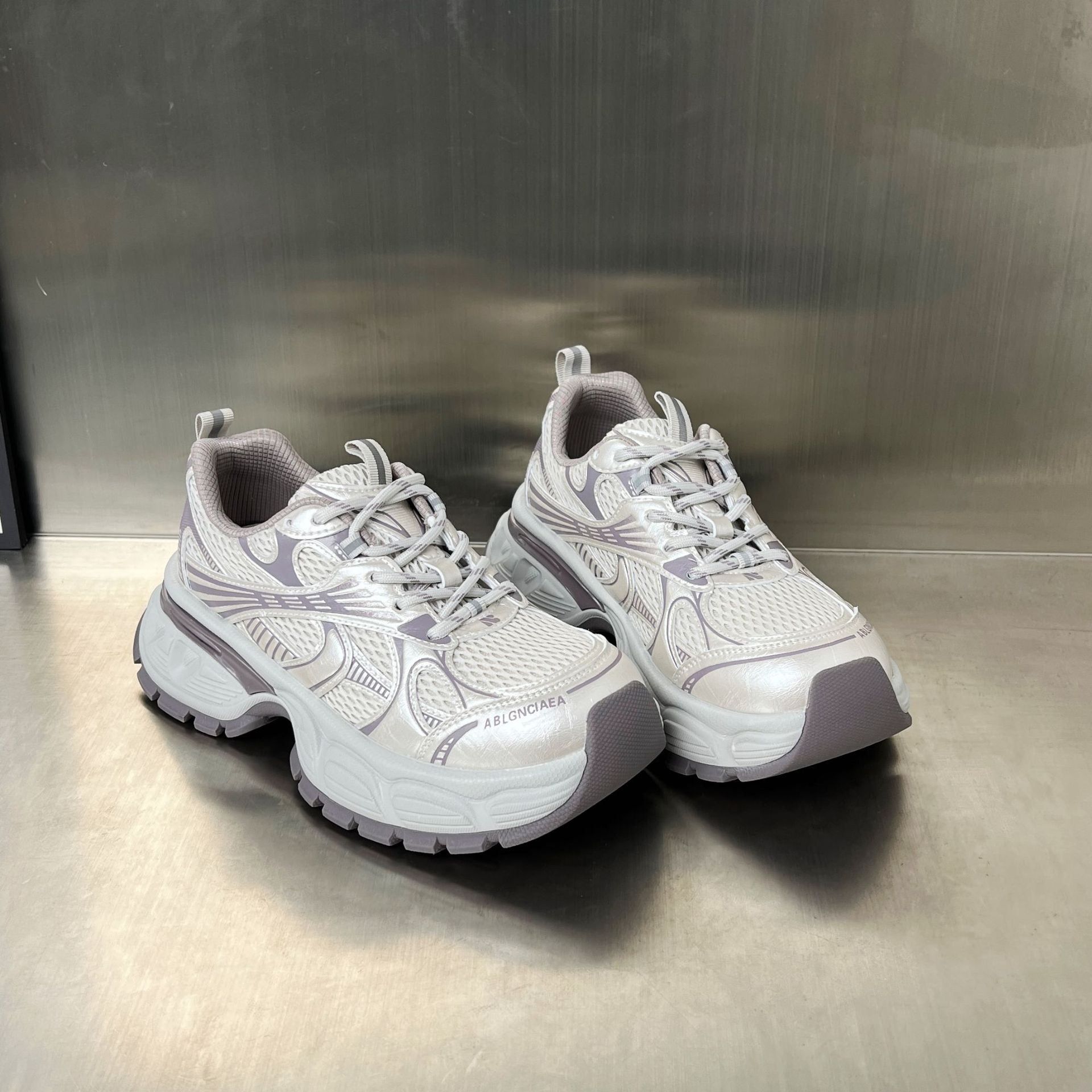 Damen moderne Laufschuhe mit innovativer Dämpfungstechnologie R&B