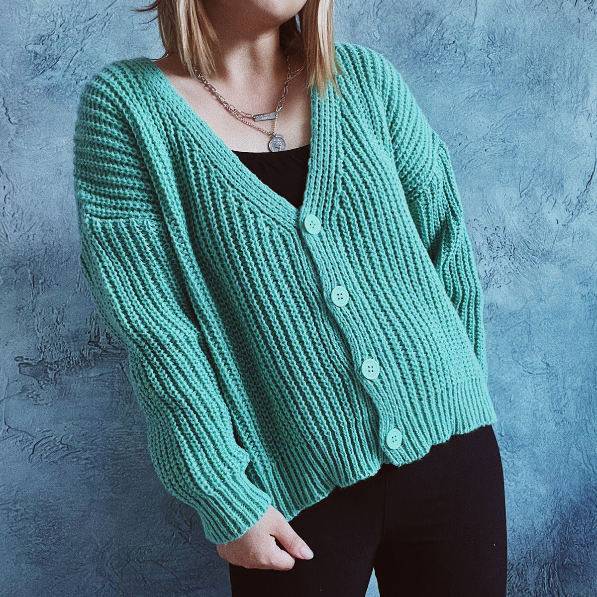 Damen kuschelige Strickjacke mit modernen Knopfdetails und weitem Schnitt R&B