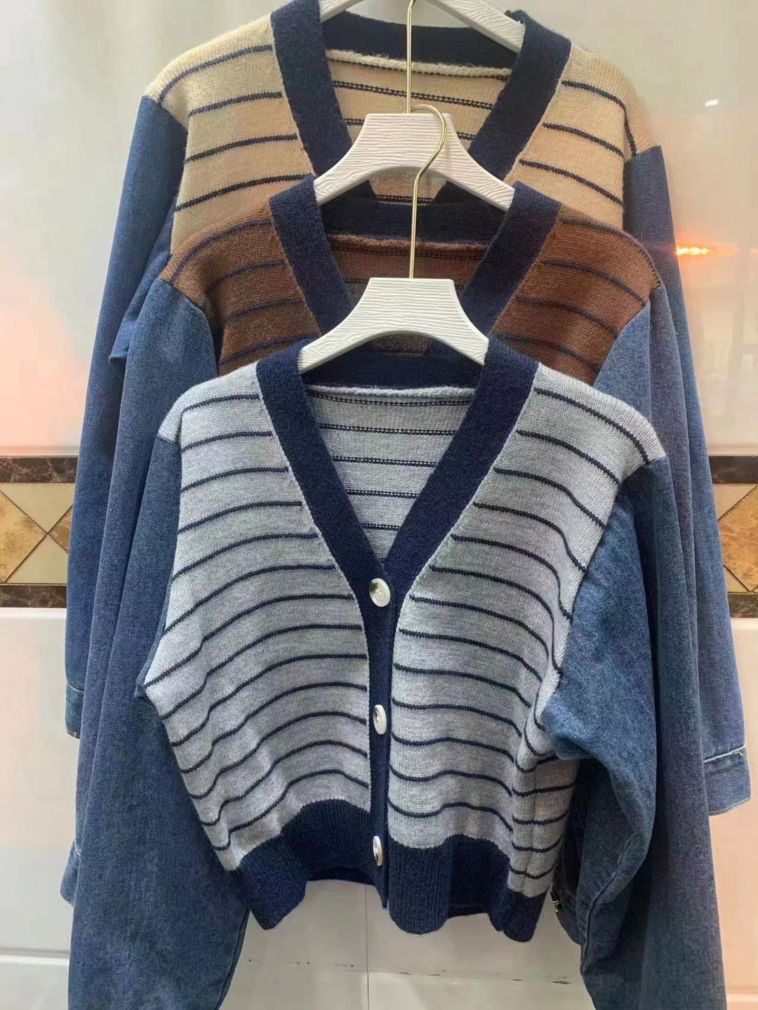 Damen modische Strickjacke mit modernen Streifen-Design und Raglanärmeln R&B