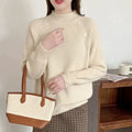 Damen Grobstrickpullover mit modernem Stehkragen und Knopfdetails R&B