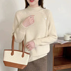 Damen Grobstrickpullover mit modernem Stehkragen und Knopfdetails R&B