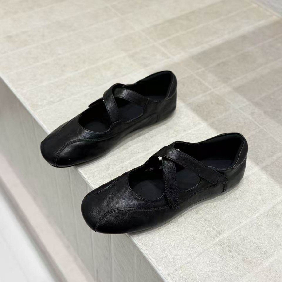 Damen Ballerinas mit verstellbarem Riemchen und elastischer Innensohle R&B