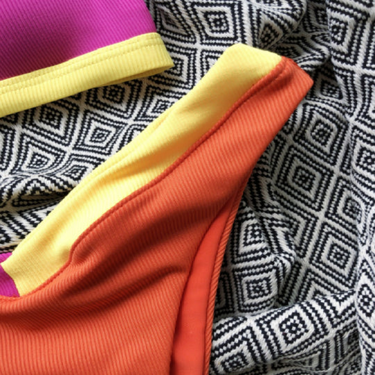 Damen Bikini-Set mit modischem V-Ausschnitt und sportlichen Akzenten R&B