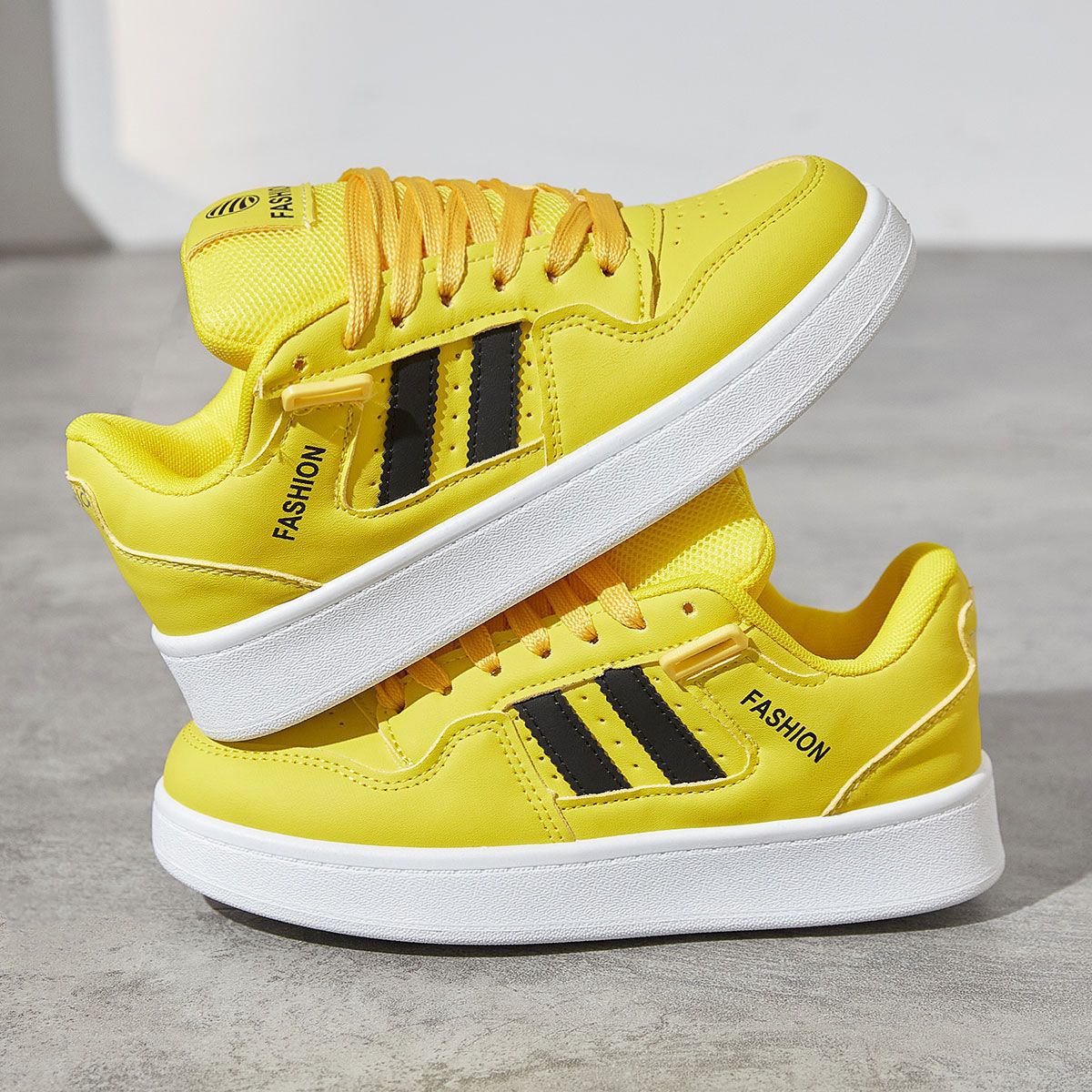 Damen Freizeitsneaker mit sportlicher Silhouette und atmungsaktiver Oberflächenstruktur