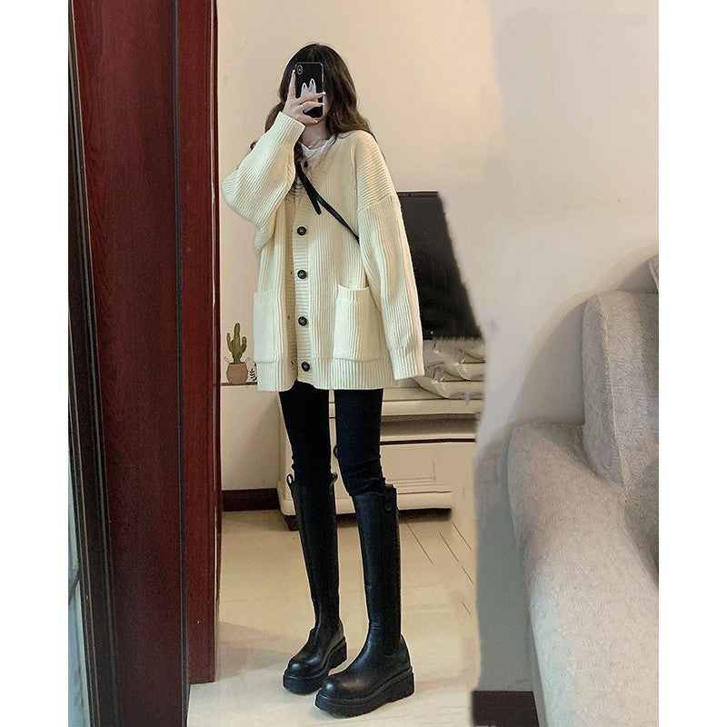 Damen Grobstrickjacke mit großen Taschen und Knopfdetails R&B