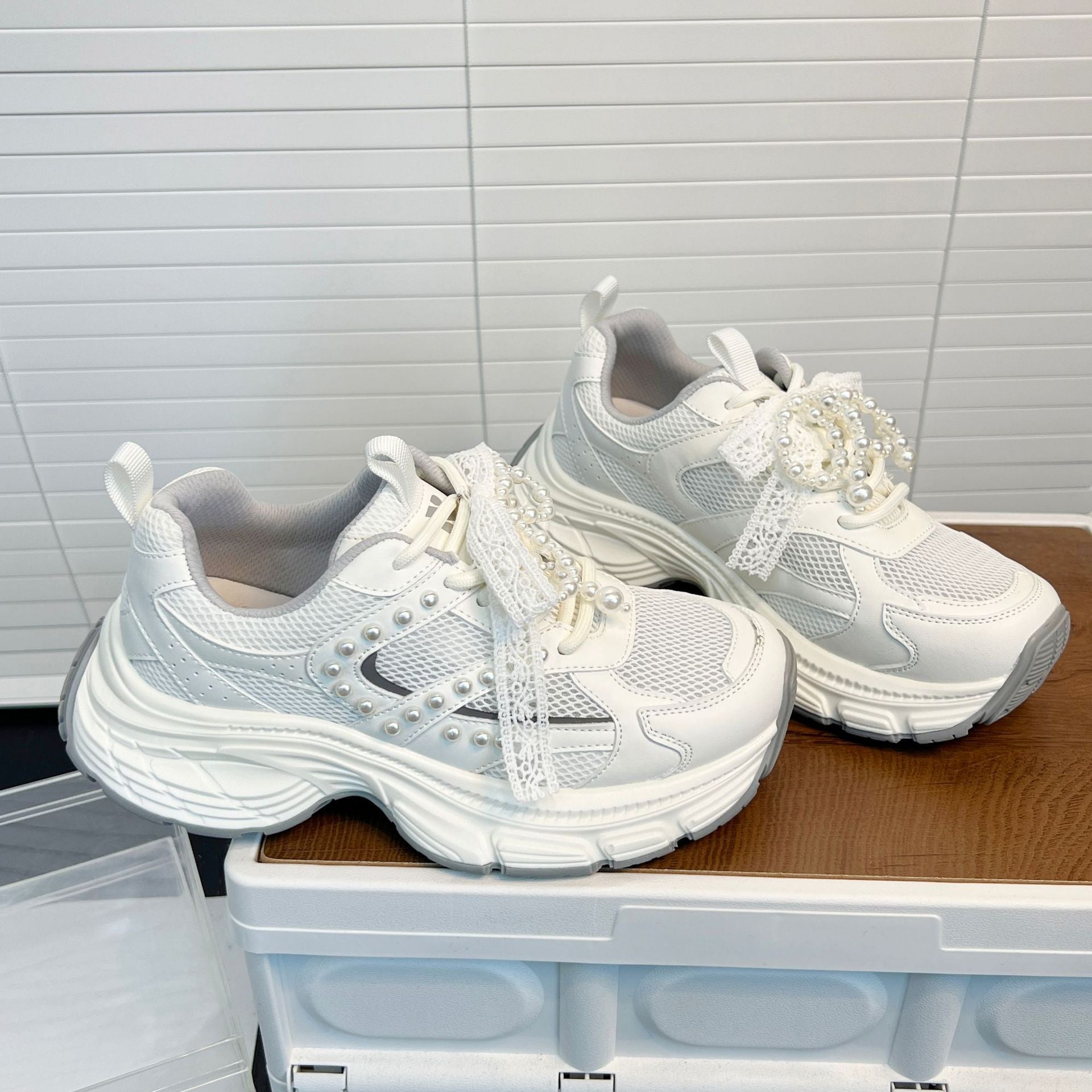 Damen Sportliche Chunky Sneaker mit extravagantem Perlenschmuck R&B