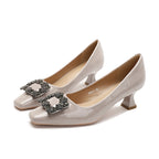 Damen elegante Pumps mit luxuriösem Schmuckdetail und komfortablem Blockabsatz