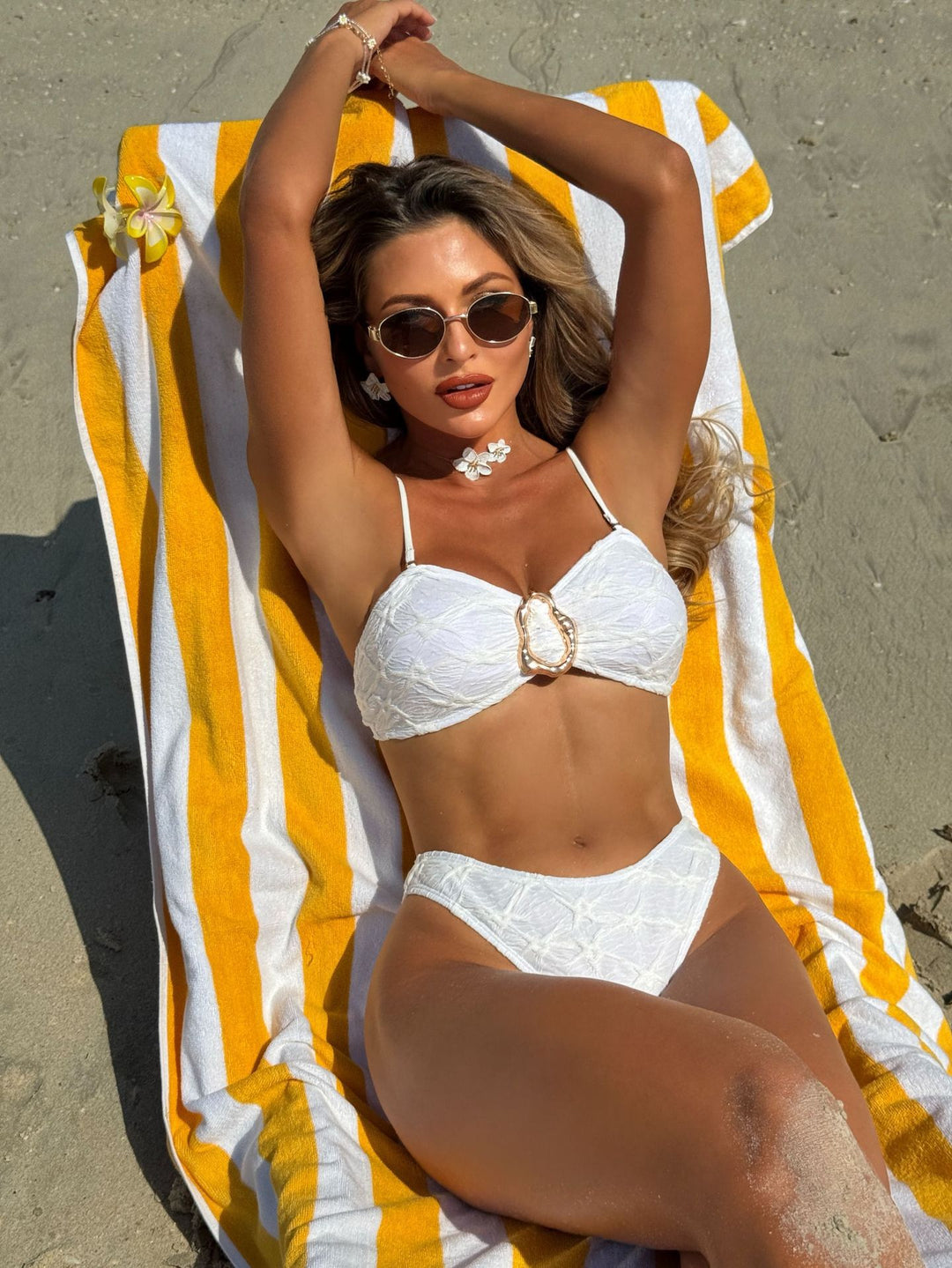 Damen Hochwertiger Bikini mit herausnehmbaren Polstern und elegantem Schnallen-Detail R&B
