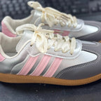 Damen Sneaker mit glänzendem Obermaterial und einzigartigem Design