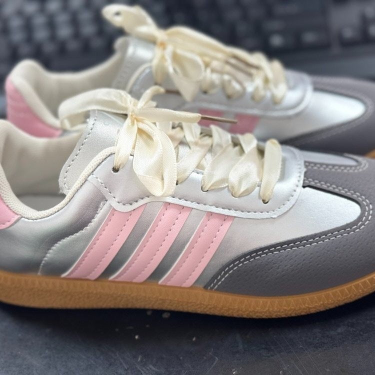 Damen Sneaker mit glänzendem Obermaterial und einzigartigem Design