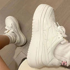 Damen Plateau Sneakers mit trendigem Overlays-Design und bequemer Dämpfung