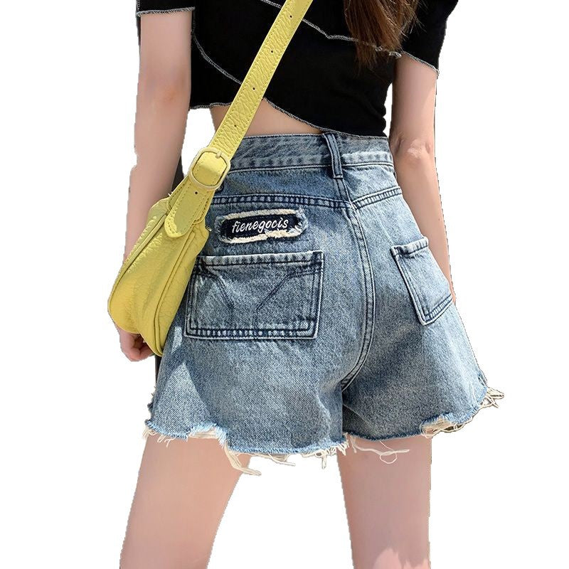 Damen Jeansshorts mit fransigen Säumen und einzigartigem Stickdetail