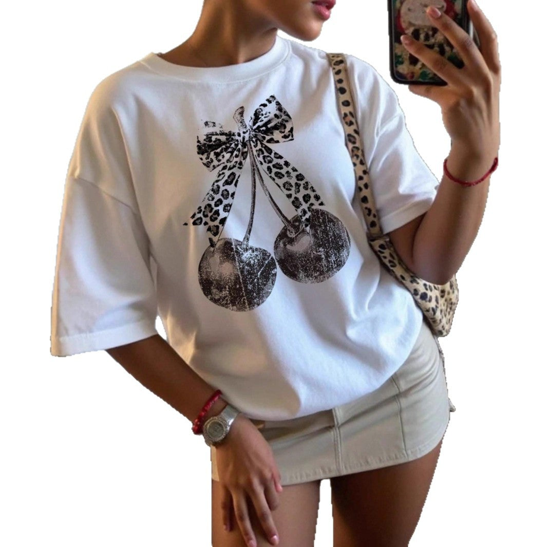 Damen T-Shirt mit kreativem Kirschmotiv und Leopardenband R&B