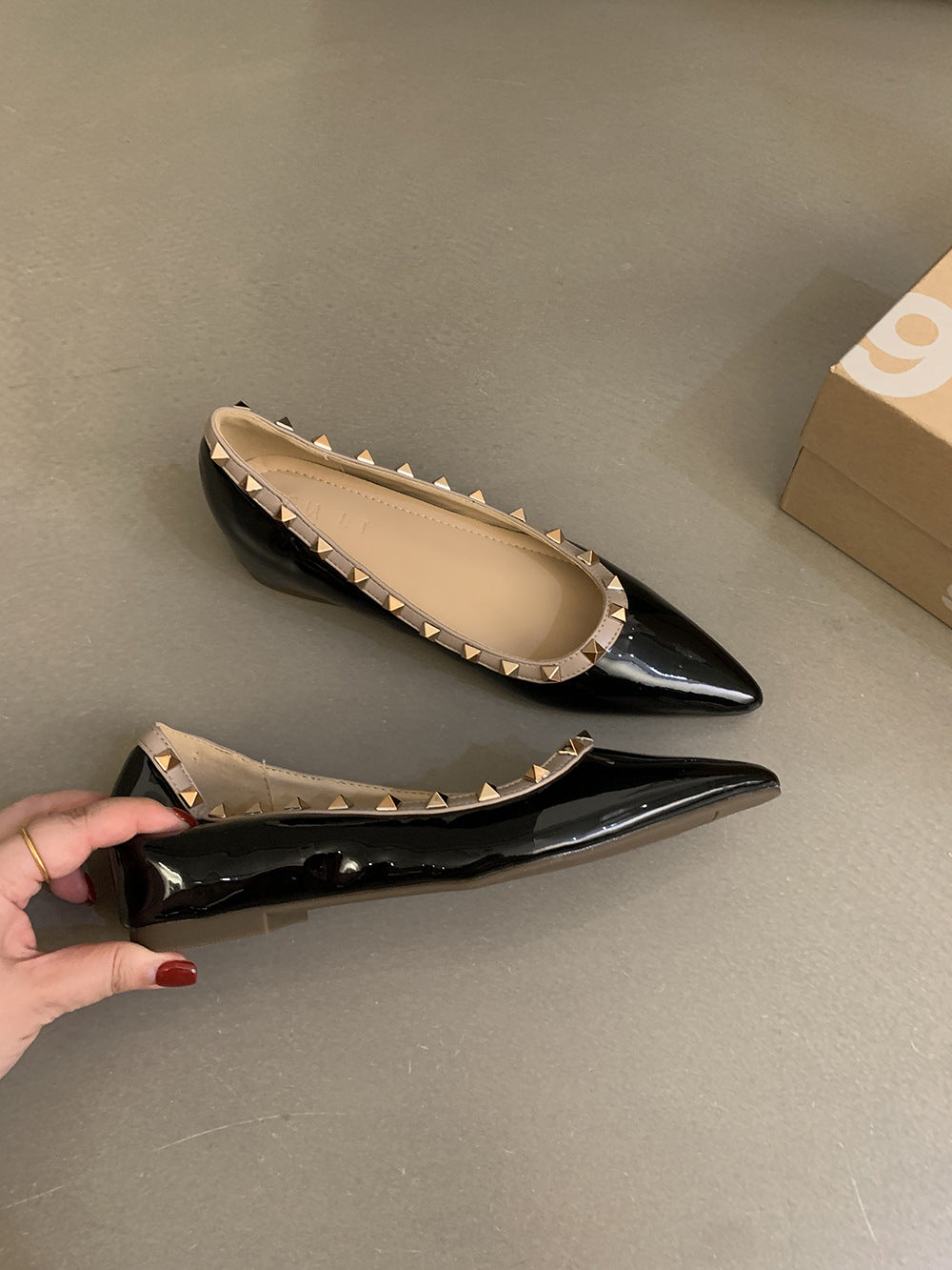 Damen elegante Ballerinas mit modischen Nietenakzenten und komfortabler Innensohle R&B