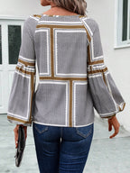 Damen Bluse mit eleganten Rüschendetails und modernem Muster R&B