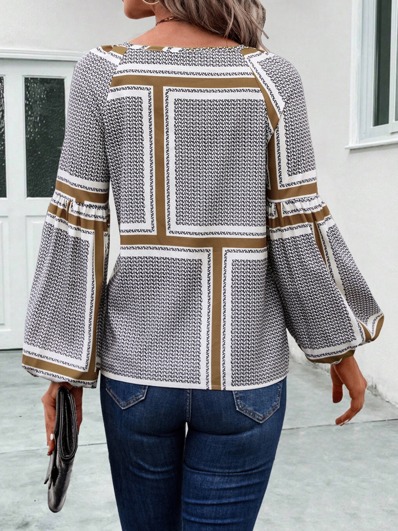 Damen Bluse mit eleganten Rüschendetails und modernem Muster R&B