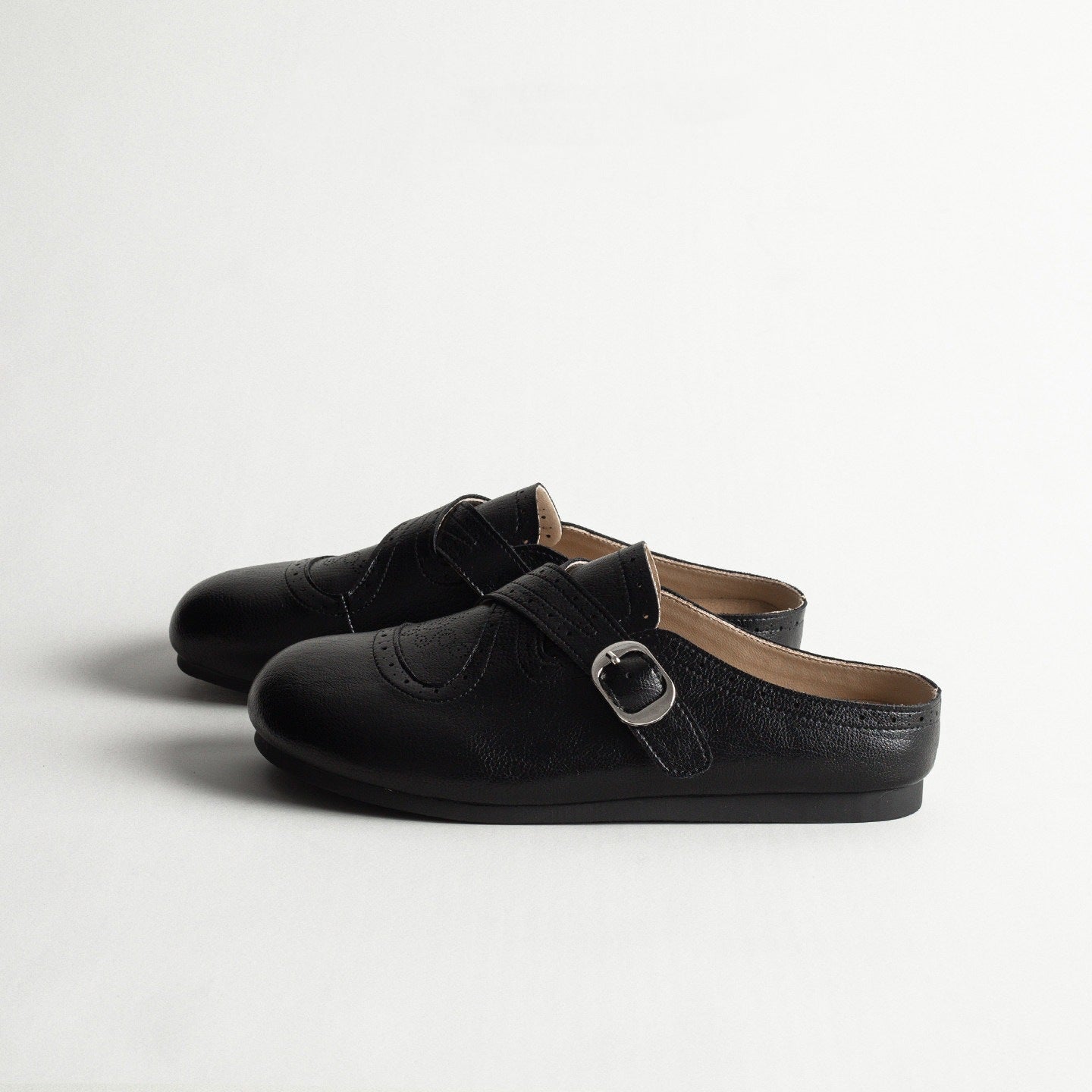 Damen modische Clogs mit geschmackvollem Schnallenakzent und hochwertiger Lederoberfläche R&B