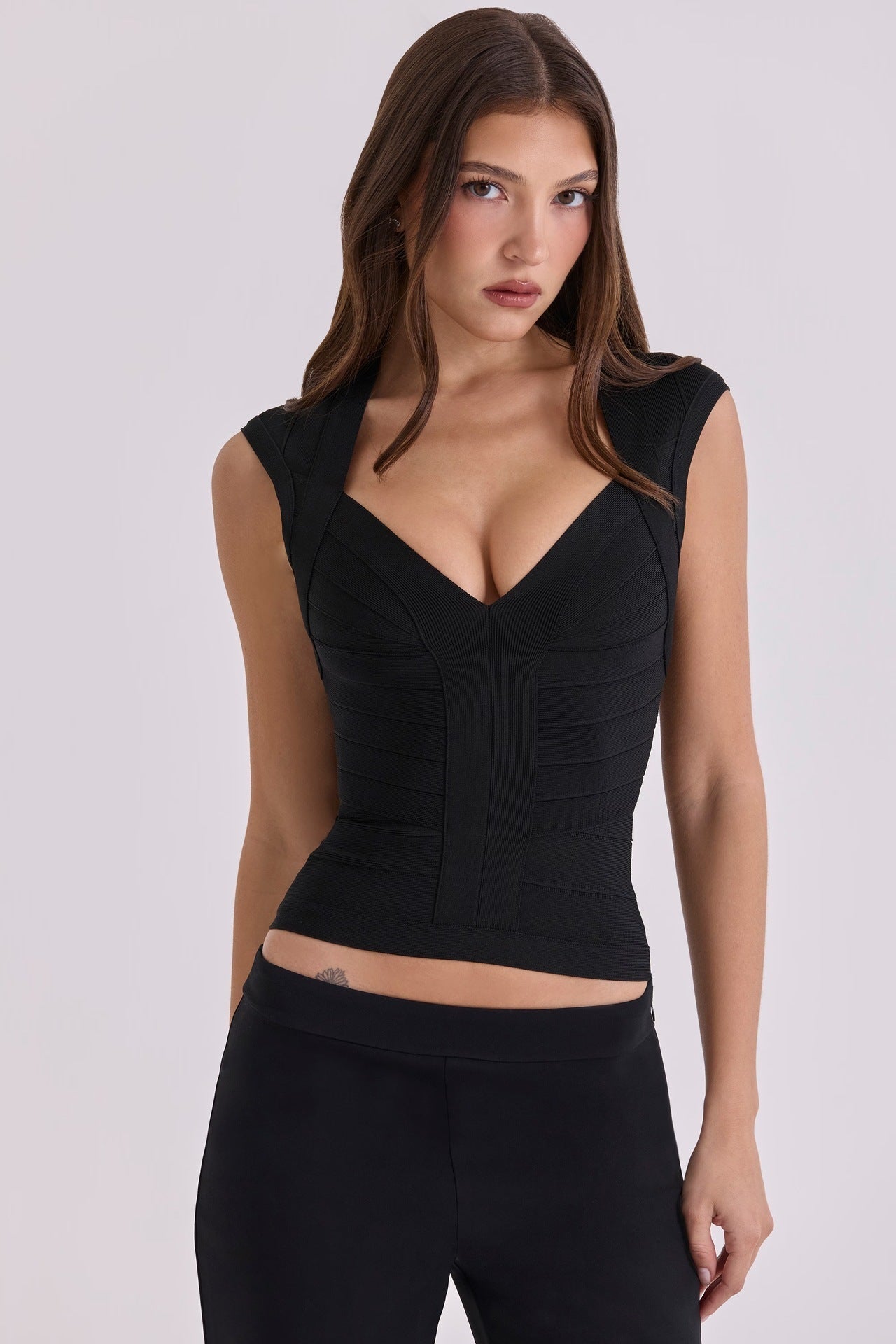 Damen figurformendes Top mit R&Brnem V-Ausschnitt und hochwertigem Material R&B