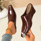 Damen Mules mit elegantem spitzem Design und glänzender Oberfläche R&B