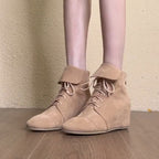 Damen Wedge-Stiefel mit modischem Schnürdesign und elegantem Faltenkragen
