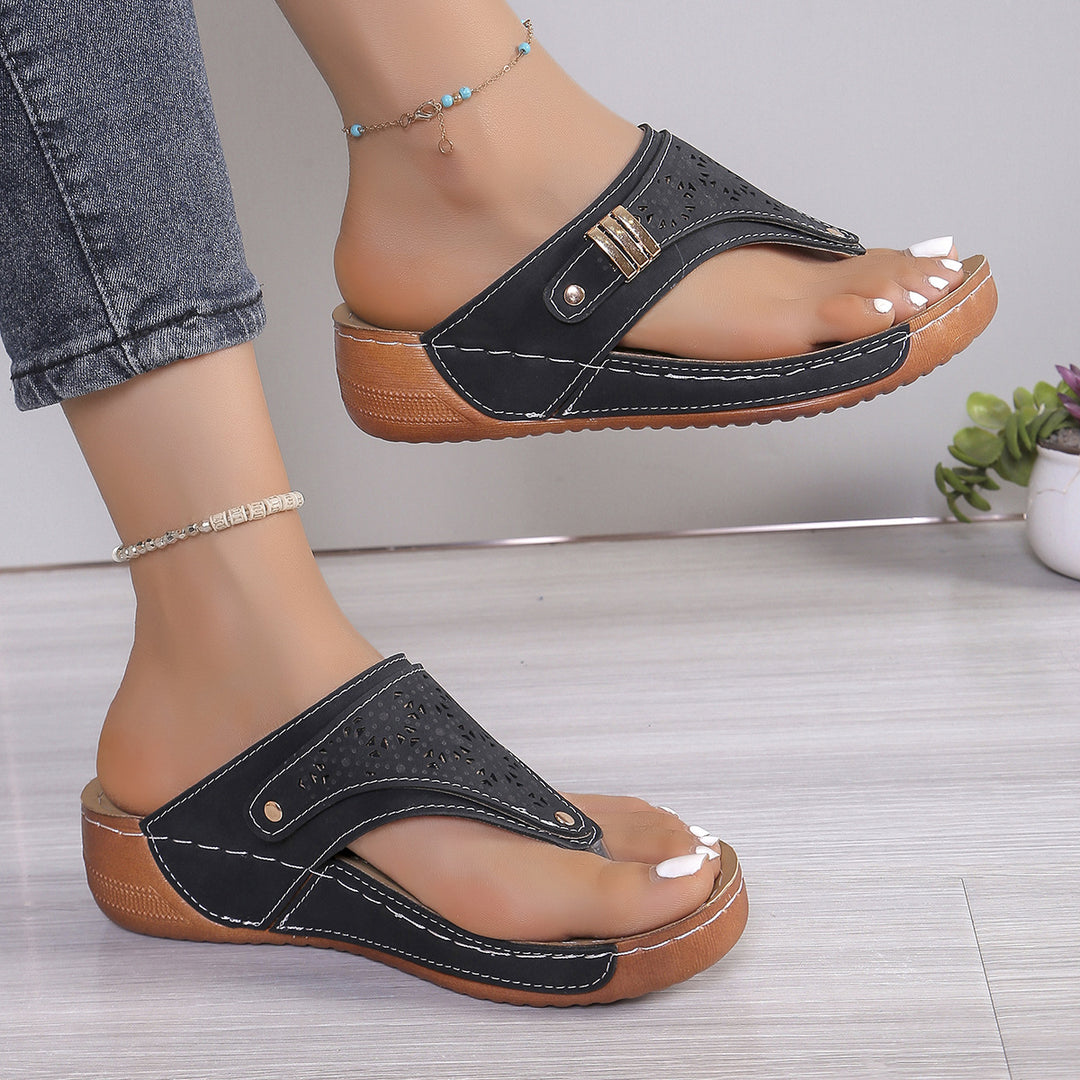 Damen Flip-Flops mit modisch perforiertem Obermaterial und bequemer Fußbettgestaltung R&B