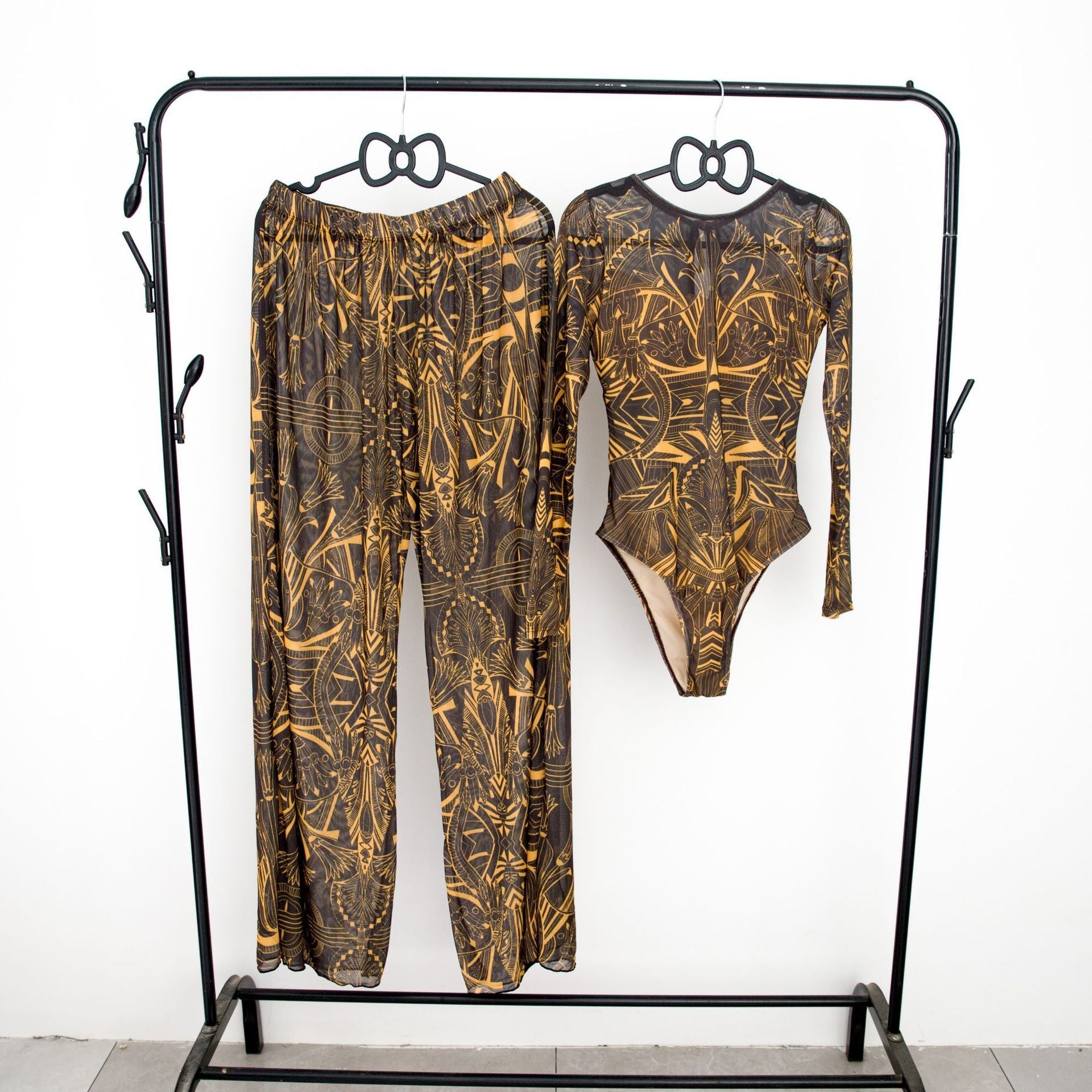Damen modisches Badeoutfit mit langärmeligen Oberteil und lässigen Pants R&B