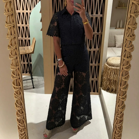 Damen nan elegante Spitzenkombination mit kurzärmeliger Hemdbluse, Muschelsaum und taillierter Palazzohose mit Bindegürtel R&B