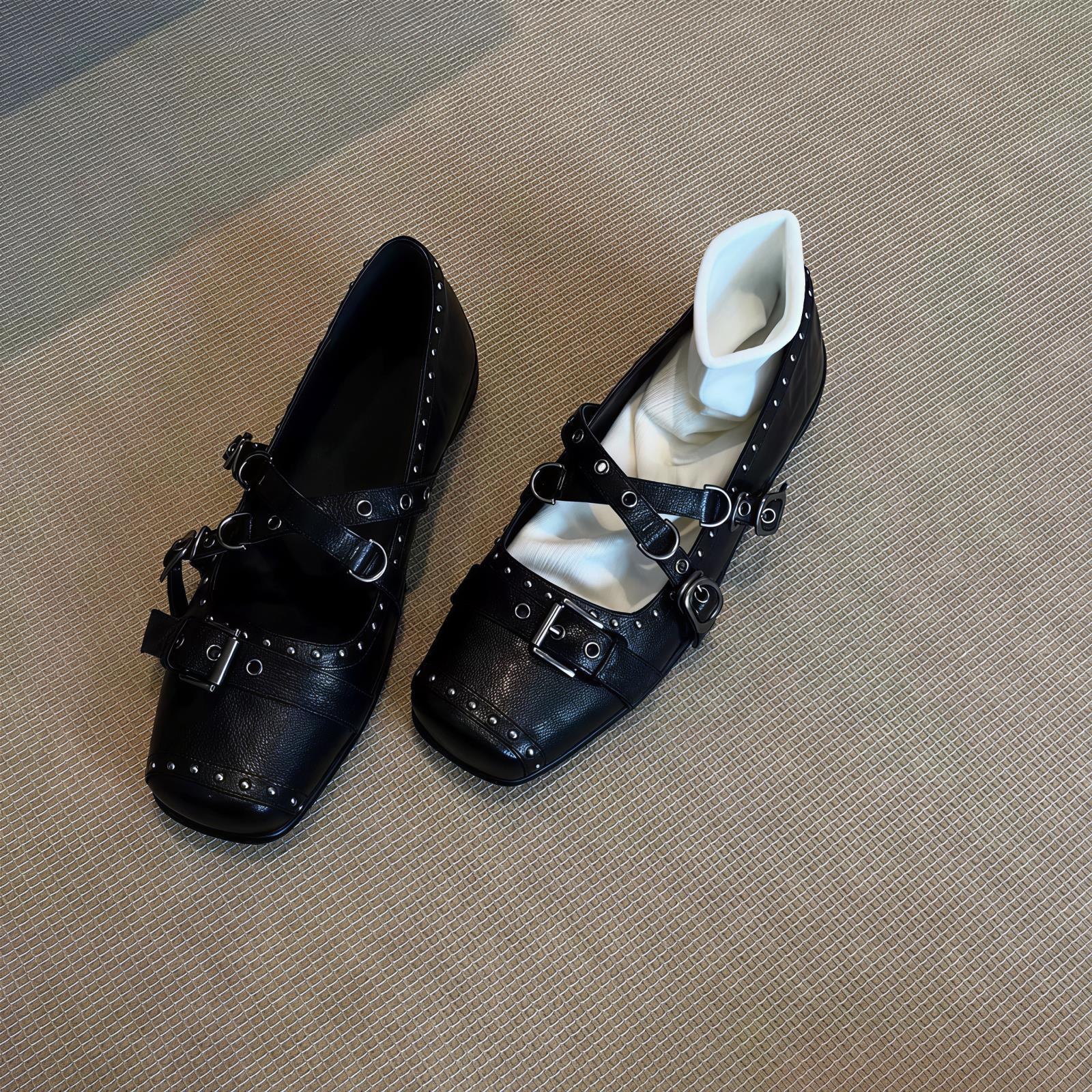 Damen Modische Ballerinas mit verstellbarem Riemchen und eleganten Nieten
