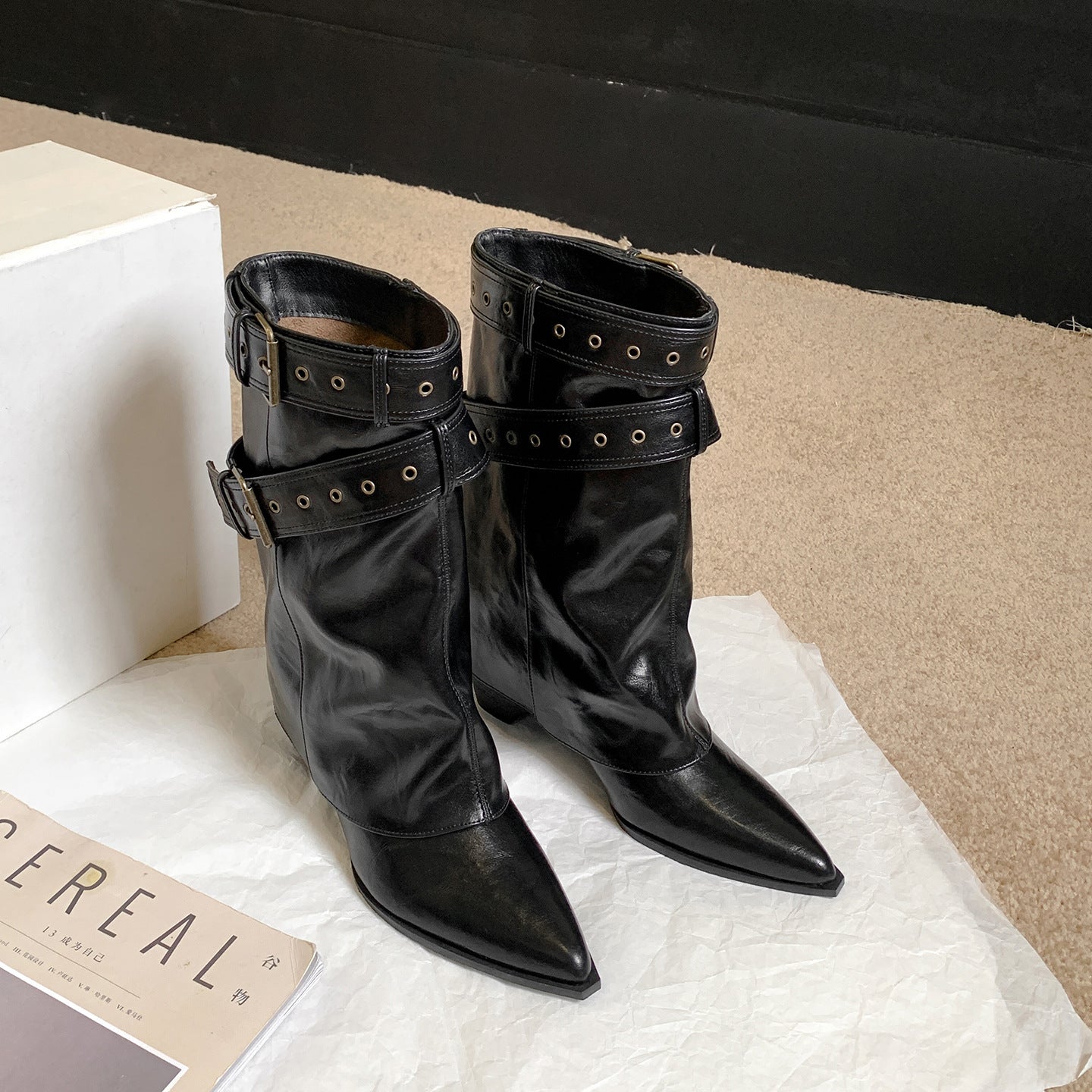 Damen Stiefeletten mit modischem Riemen und elegantem Blockabsatz
