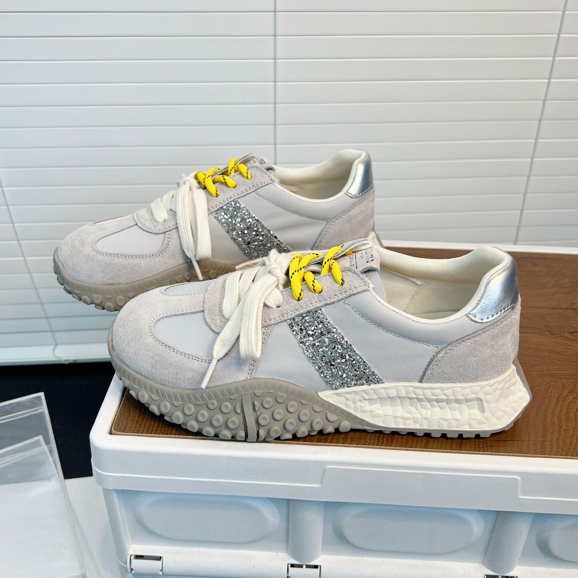 Damen Sportliche Sneakers mit Glitzerapplikationen und rutschfester Sohle R&B