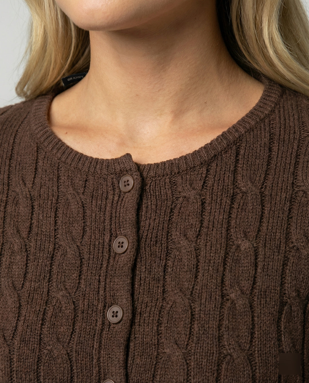Damen kurzer figurbetonter Zopfmuster-Cardigan mit Rundhalsausschnitt und Knopfleiste R&B