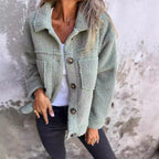 Damen nan Teddyjacke mit großem Reverskragen, durchgehender Knopfleiste und aufgesetzten Pattentaschen R&B